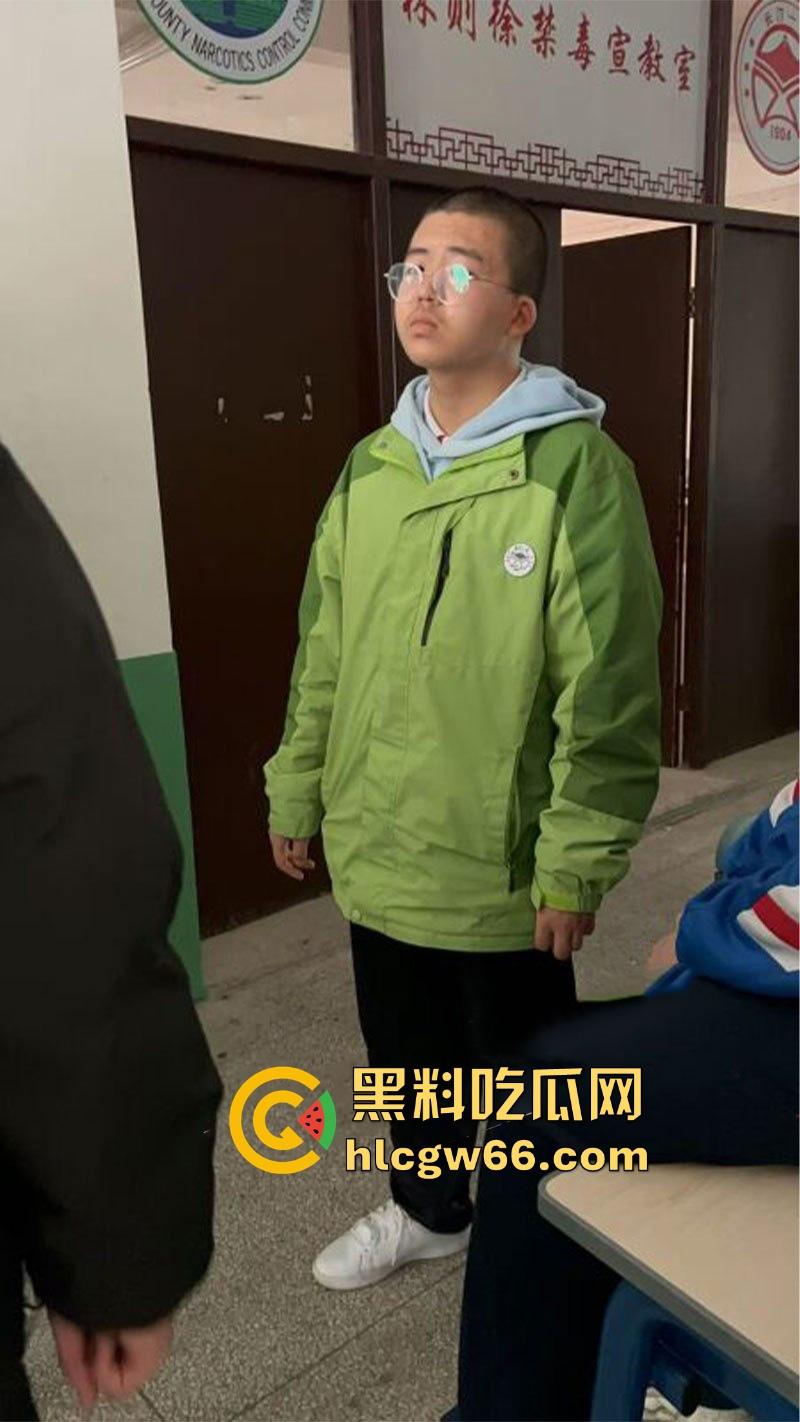 长汀一中高二逆天猥琐男 躲入女厕所隔间偷拍女生放尿 现场被抓视频曝光！-4