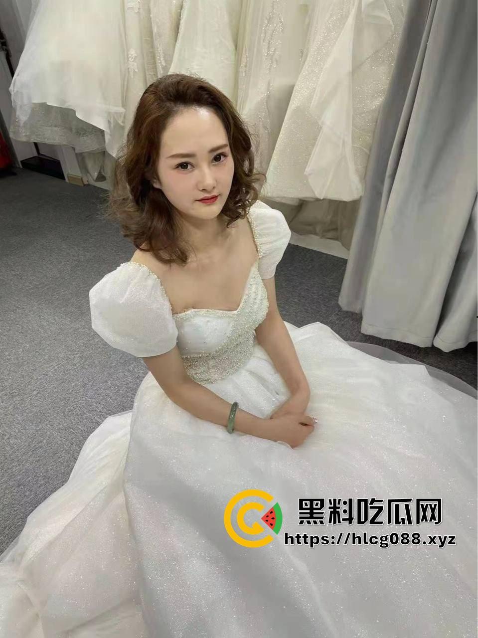 沈阳美容师【马丽丽】婚后不到一年骚翻天，眼罩一戴被单男操得浪叫连连，绿帽老公还他妈投稿炫耀！-5