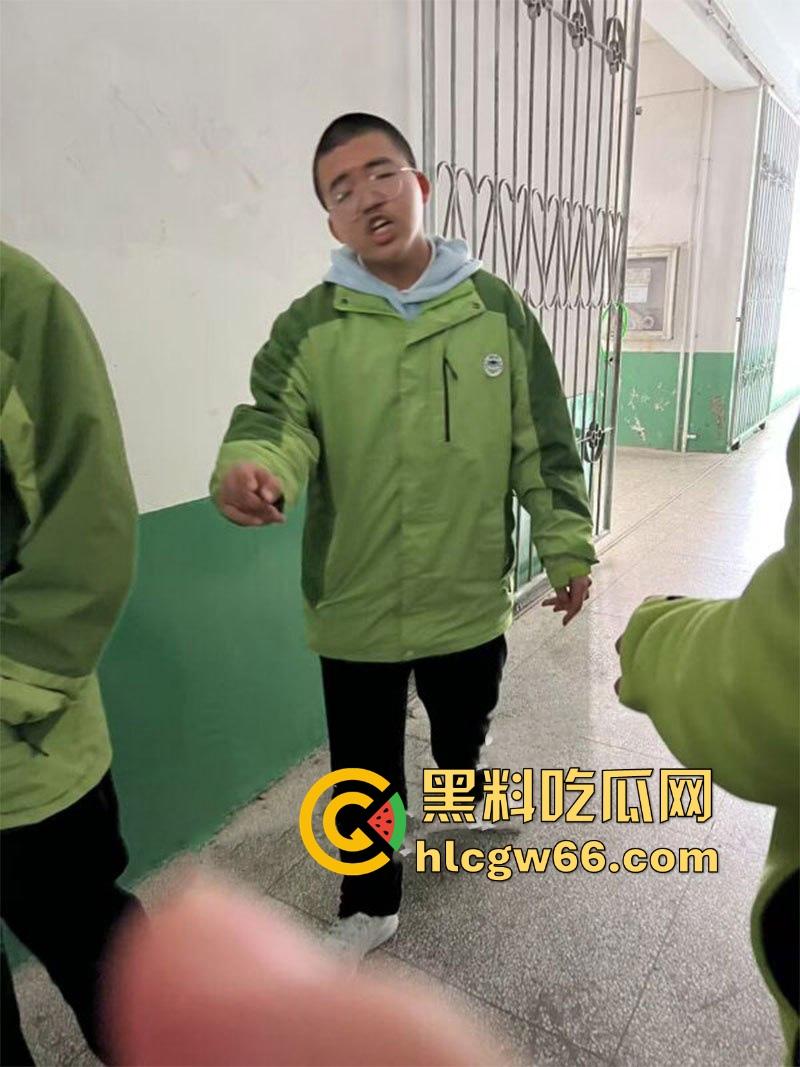 长汀一中高二逆天猥琐男 躲入女厕所隔间偷拍女生放尿 现场被抓视频曝光！-6