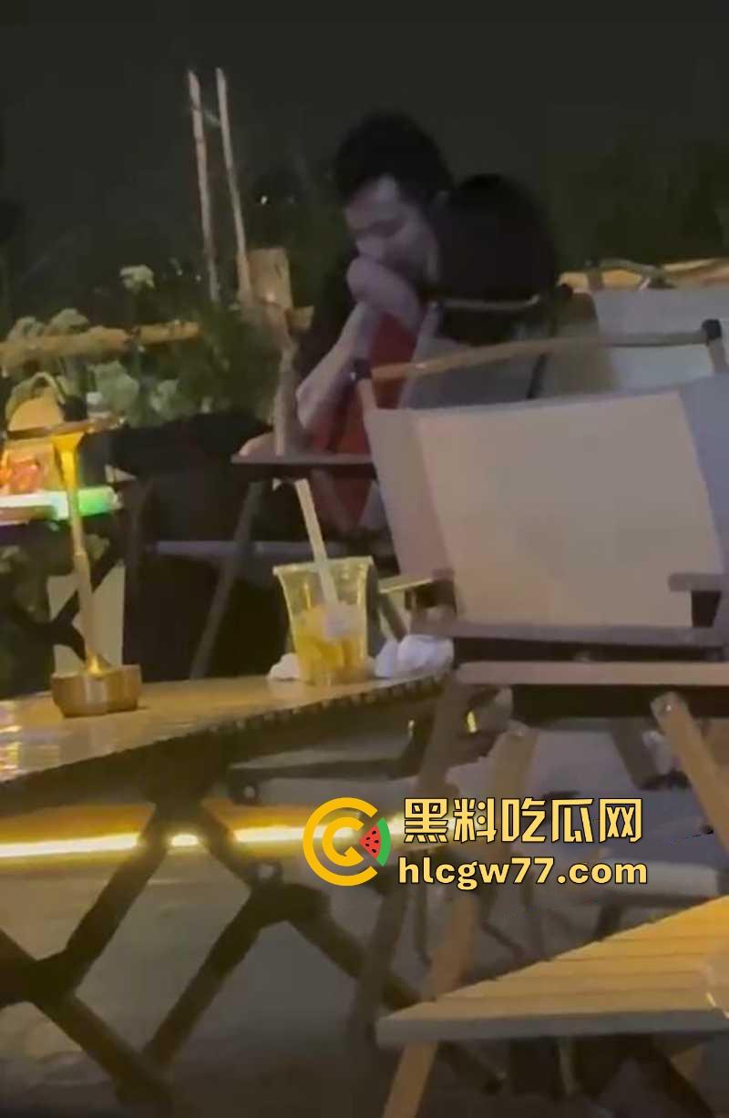 杭州小姐姐吃个宵夜 偶然拍到情侣在候餐位上扣逼 男子不带遮掩使出加藤鹰之手 两位这么饥渴的吗！-4