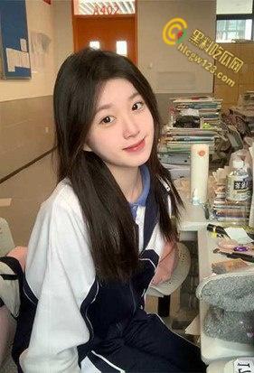 巴中00后嫩妹【陈佳钰】出轨男友，小穴紧紧裹住大屌,没想到还是个处女 !-5