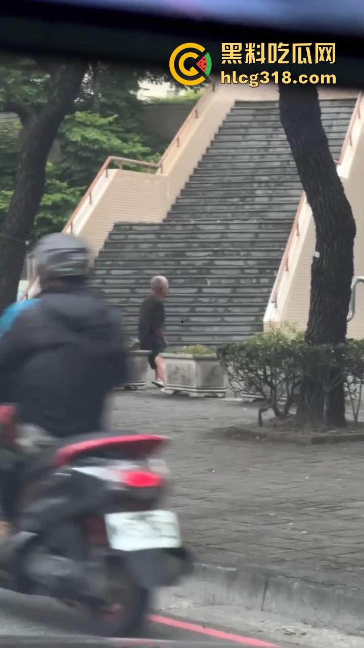 八旬老登公园门口在线打飞机，是不是看到有啥好看的啊姨啊，打得这么起劲，都快撸出火了！-1