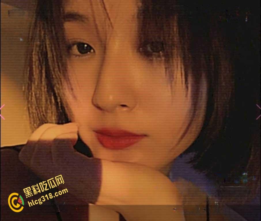 清纯女大学生主动提出约炮，穿着开档黑丝等着被操，拉丝眼神一看就是欠调教的母狗！-2