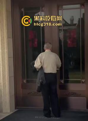 八旬老登公园门口在线打飞机，是不是看到有啥好看的啊姨啊，打得这么起劲，都快撸出火了！-7