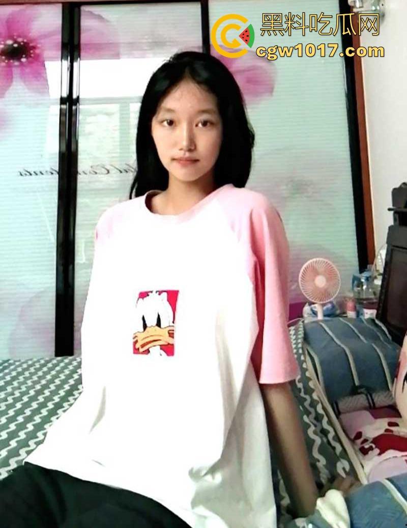 成都清纯学生妹【许薇薇】本来挺娇羞的少女，寻刺激玩露出网调，全裸露脸录沐浴淫片，美乳翘臀别样风骚！-1