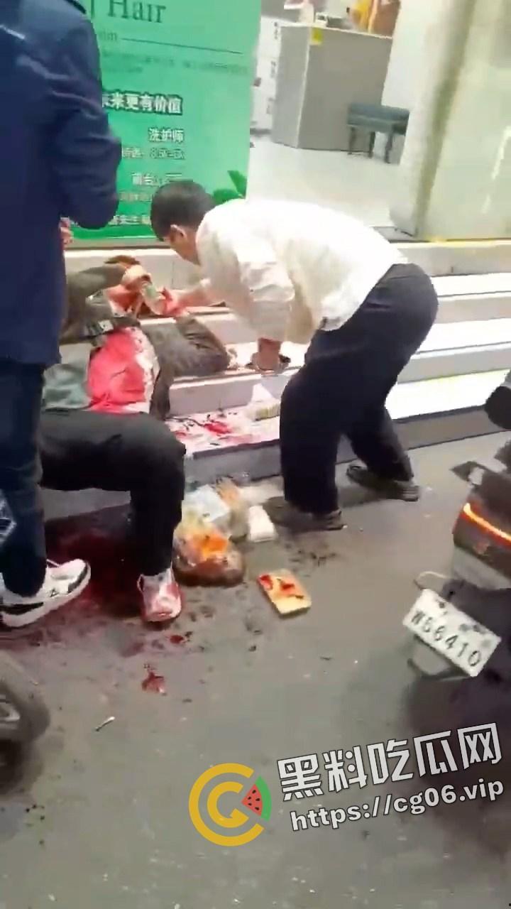 广州天河区斯维珈理发沙龙 顾客不满发型与理发师起冲突 被理发师扎爆眼球 现场画面曝光 过于血腥-5