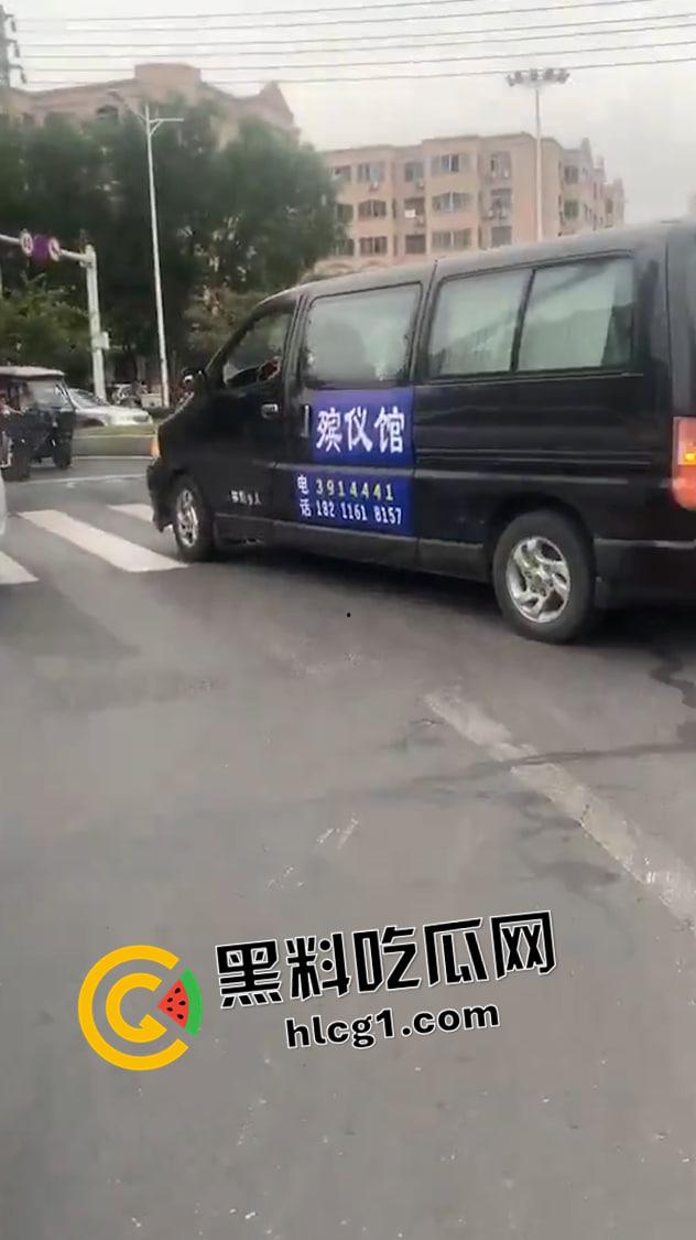 河南大瓜！安阳凶杀案 路边男子持刀报复社会当场捅死女子 外卖小哥记录下全程 视频流出-5