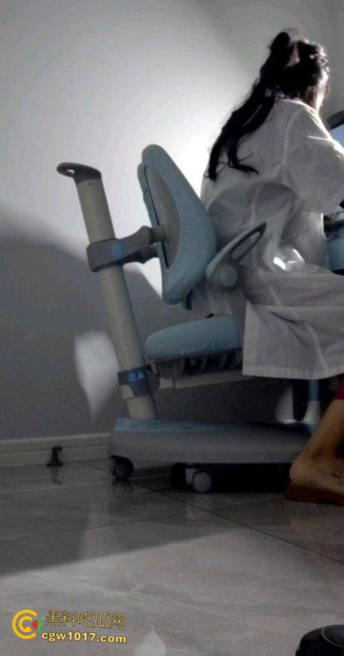 上班上累了去康复科找张姐，把她裤子脱了疯狂后入，小骚货小穴又紧又粉，要不是把我轰出去了，我肯定会肏她第二次 ！-3