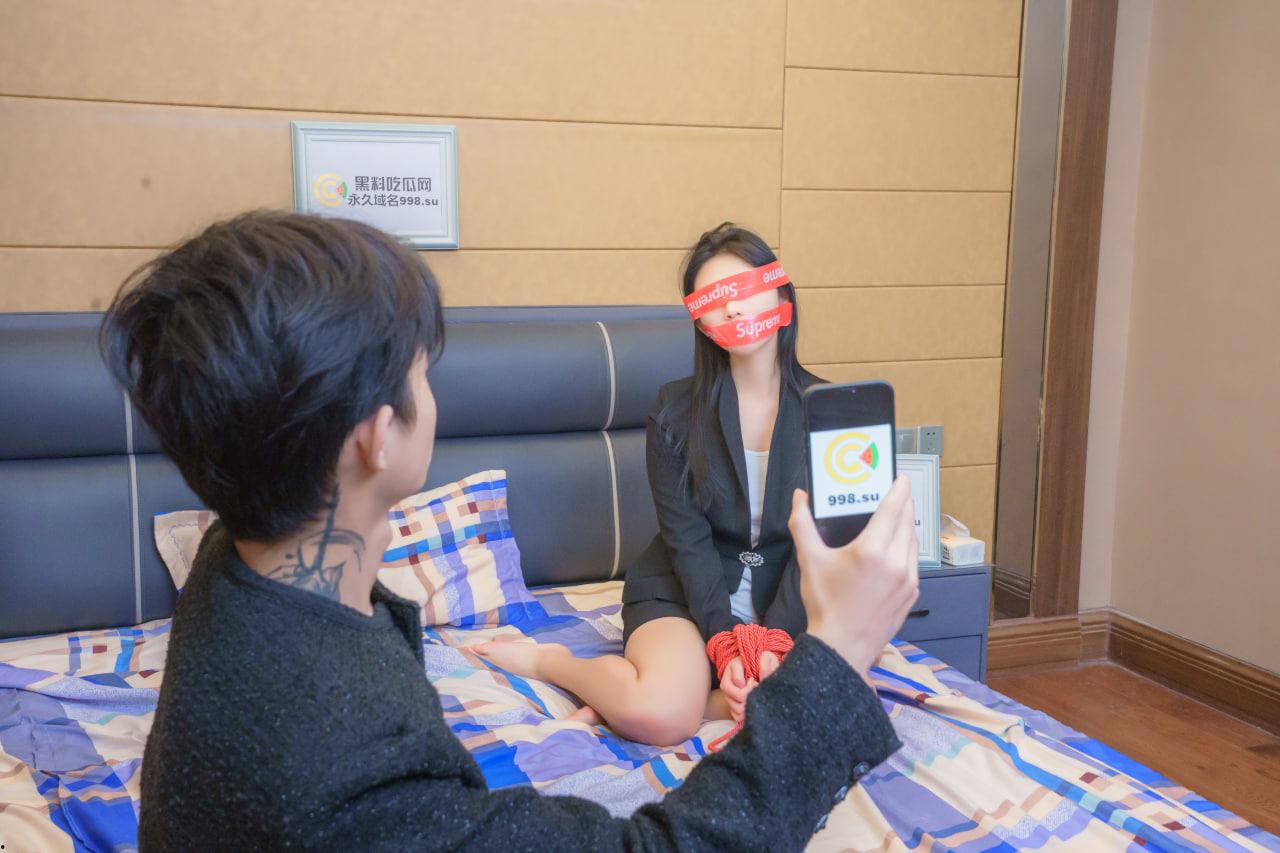 瓜友感恩祭第二部！黑料吃瓜网自制剧情片在线免费看！黑料在手，高冷OL女邻居沦为母狗！-3