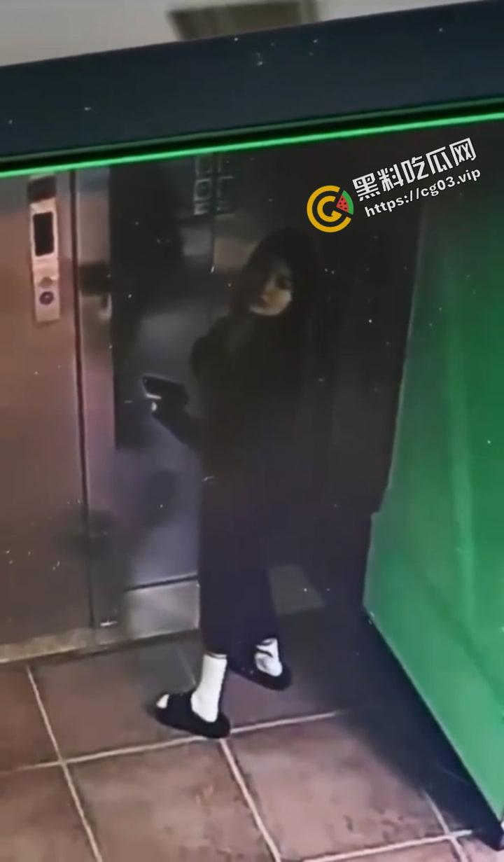 河南驻马店 不文明行为！女子在电梯内排泄 无视监视器淡定离开-3