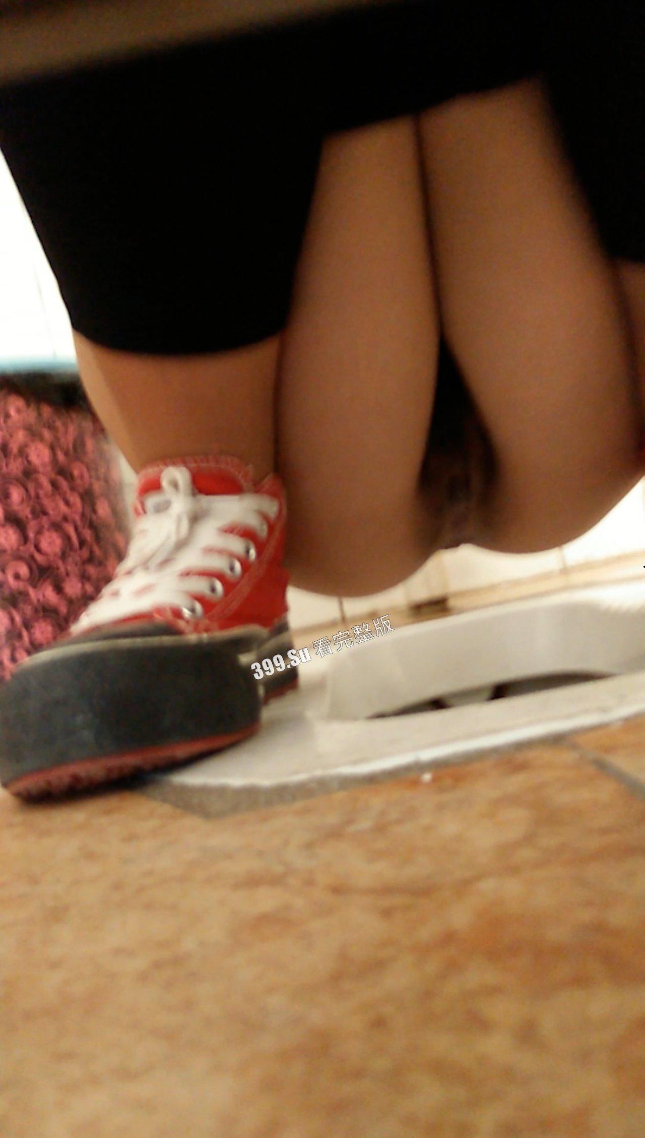 变态 往往拥有一颗大心脏  路上遇到中学生 诱骗对方脱鞋舔她脚（二）-4