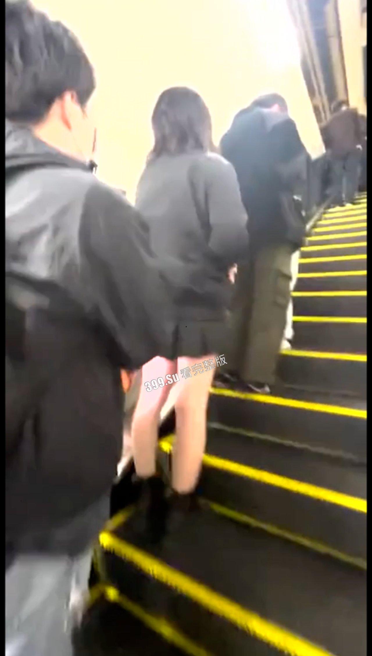 变态 往往拥有一颗大心脏  路上遇到中学生 诱骗对方脱鞋舔她脚（二）-6