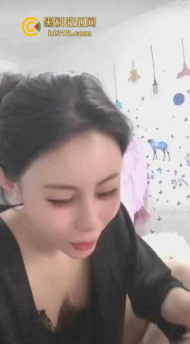 抖音极品网红擦边擦出新高度，真空睡衣直播，为了流量多次露奶子，奶头清晰可见！-3
