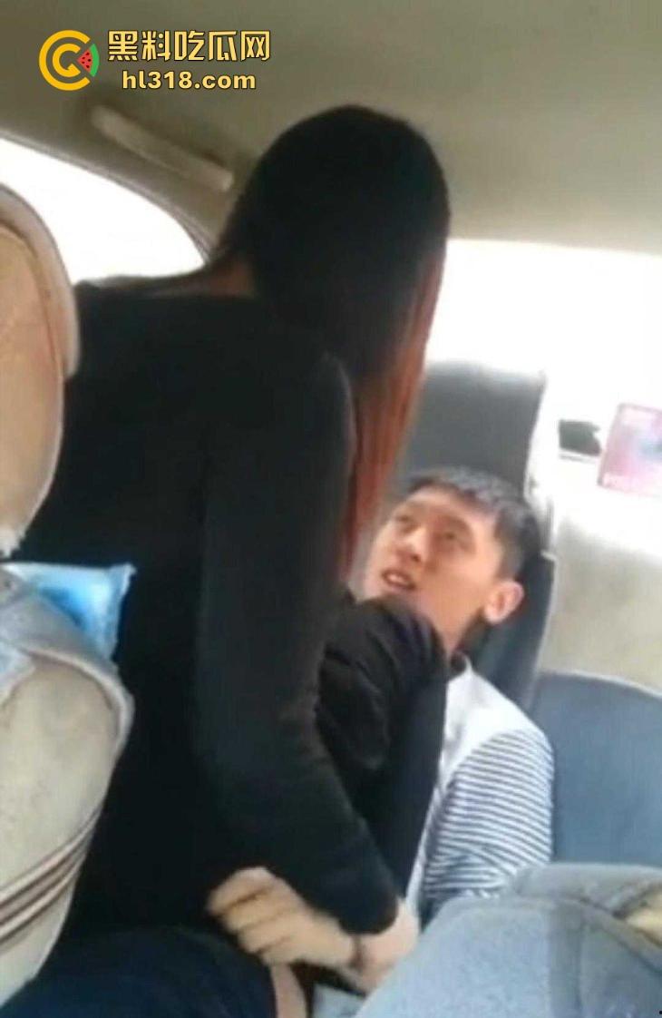 年轻小伙与女友后座骑乘，脱裤子就是干，前座好兄弟边开车边录，年轻人真会玩！-5