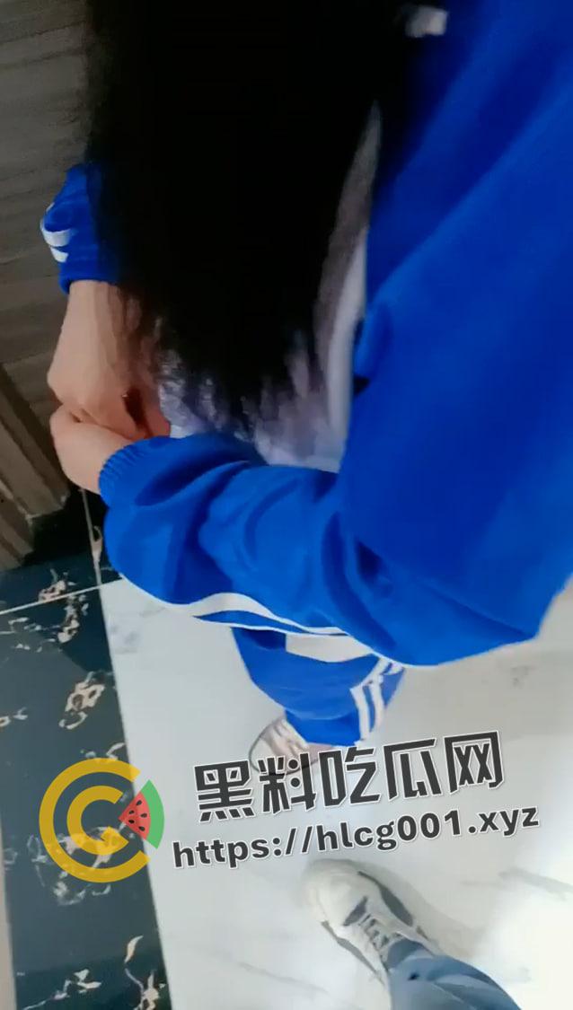 大手笔初中生破处！少妇萝莉一起上 还有待发育的嫩穴里处女膜清晰可见  草急了老鸨都想上-1