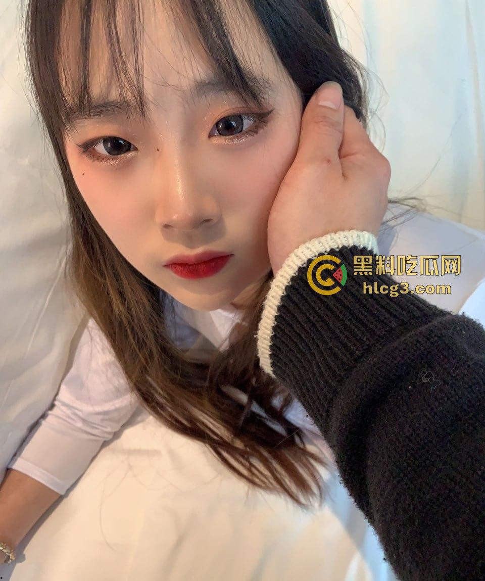 瓜友自曝：七夕惊艳体验！清纯重庆大二学妹约炮实录，抠逼时的无辜眼神，粉嫩乳房让人欲罢不能！-3