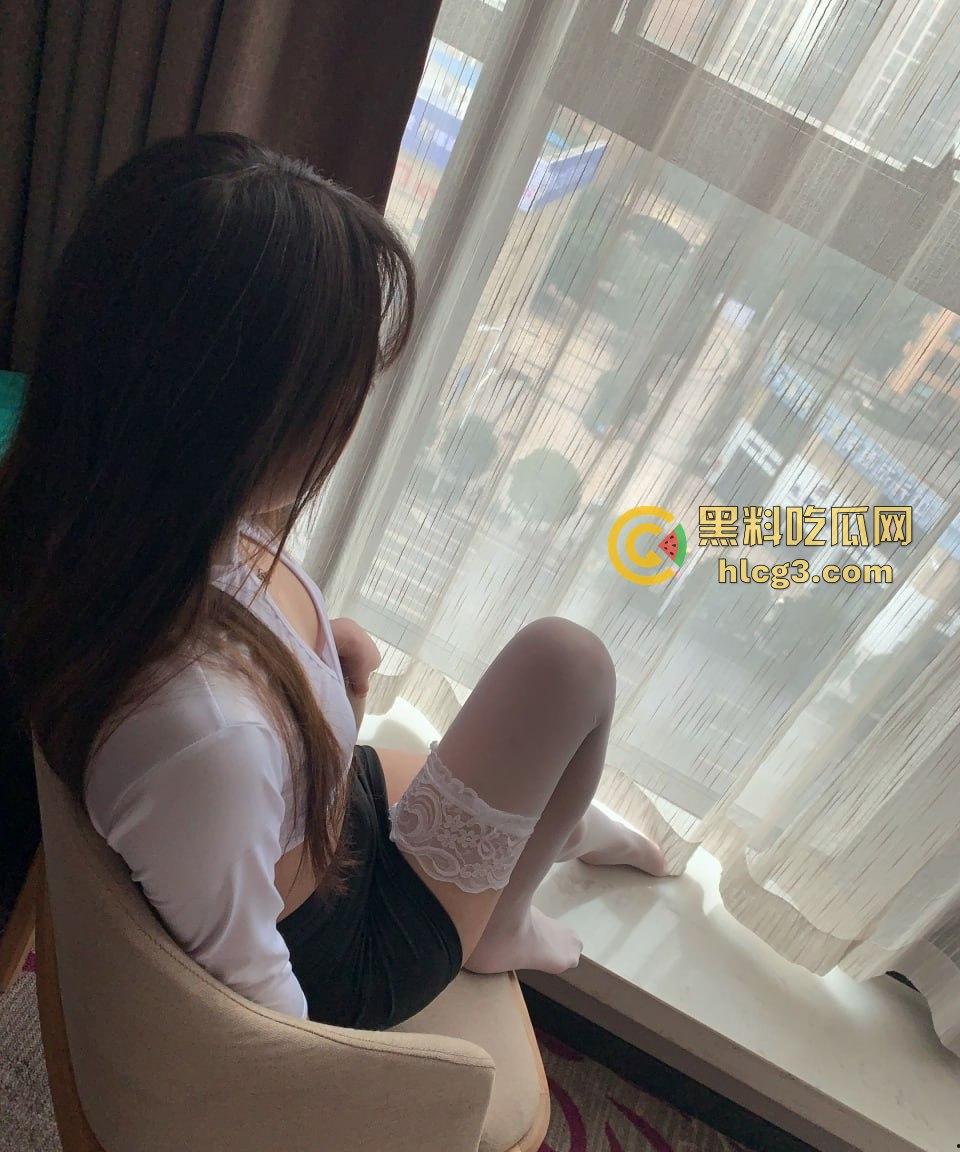 瓜友自曝：七夕惊艳体验！清纯重庆大二学妹约炮实录，抠逼时的无辜眼神，粉嫩乳房让人欲罢不能！-4