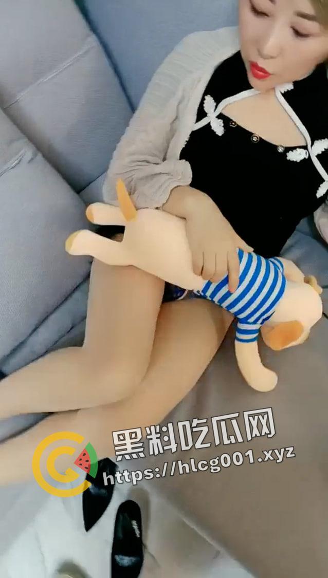 大手笔初中生破处！少妇萝莉一起上 还有待发育的嫩穴里处女膜清晰可见  草急了老鸨都想上-4