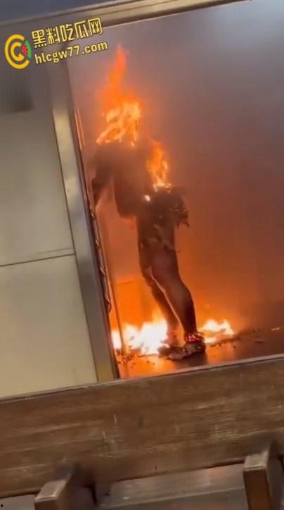 纽约地铁炼狱，危地马拉移民【塞巴蒂奥·萨佩塔 】纵火烧死女子，冷眼玩火震慑人性深渊！-3