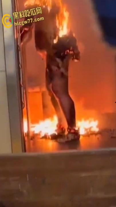 纽约地铁炼狱，危地马拉移民【塞巴蒂奥·萨佩塔 】纵火烧死女子，冷眼玩火震慑人性深渊！-4