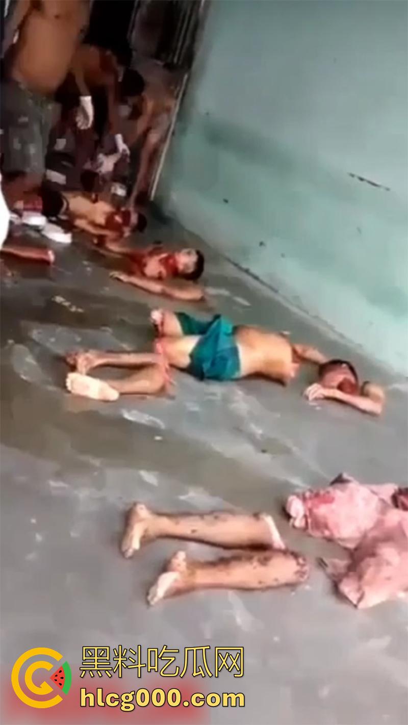 暗网流出恐怖一幕合集，小伙被砍透背部，东南亚混战分尸现场，树林剁头女孩被霸凌跳楼，胆小者勿入啊！-2