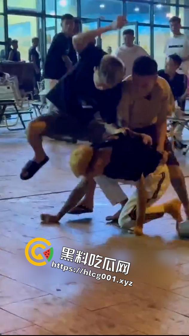 瓜友投稿 抖音网红【六六】因抢别人女朋友 户外直播时被抓住暴打 现场直达 前排吃瓜-4