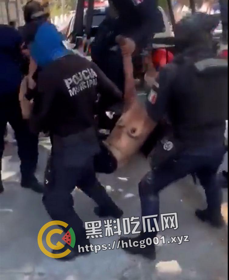 外网大瓜！墨西哥夫妇绑架邻居8岁女孩要钱还撕票 被抓住后当街暴打私刑至死  奶子都打烂了 活该被打死 现场直达-7