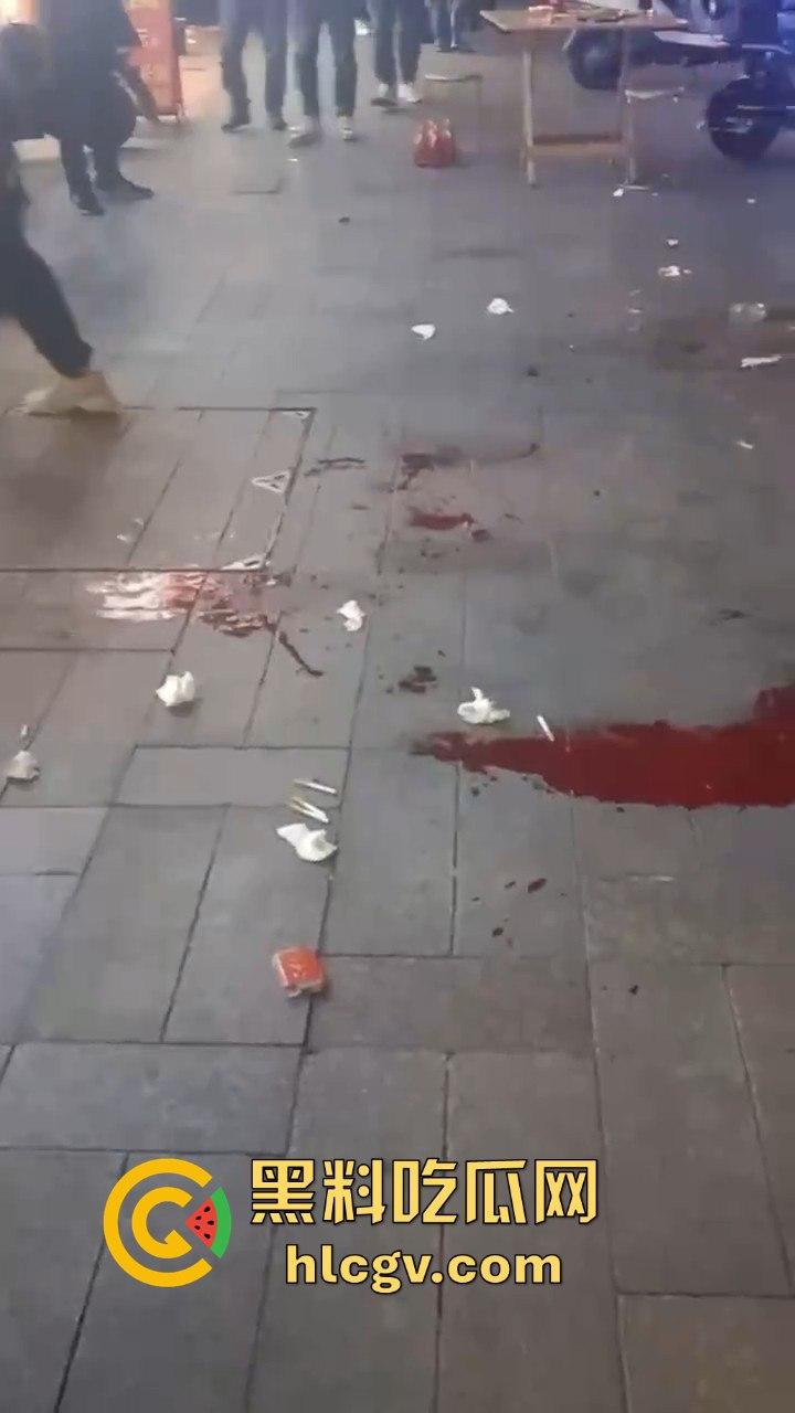 南通东北烧烤场闹大事！两桌人喝多对视一眼就起冲突，口角升级直接捅人！看人一眼都要命！-11