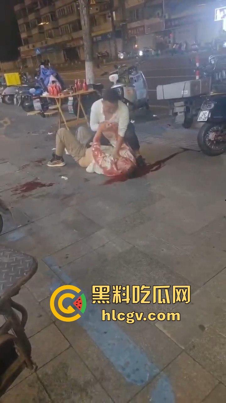 南通东北烧烤场闹大事！两桌人喝多对视一眼就起冲突，口角升级直接捅人！看人一眼都要命！-12