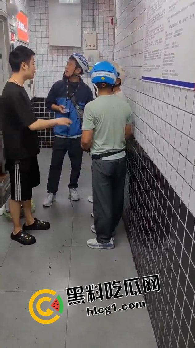 三年挣百万的外卖小哥又挨打了！餐厅取餐被同行围攻  被炒起来的小丑人人喊打-1