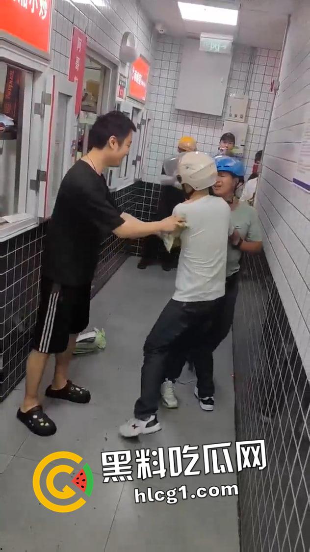 三年挣百万的外卖小哥又挨打了！餐厅取餐被同行围攻  被炒起来的小丑人人喊打-2
