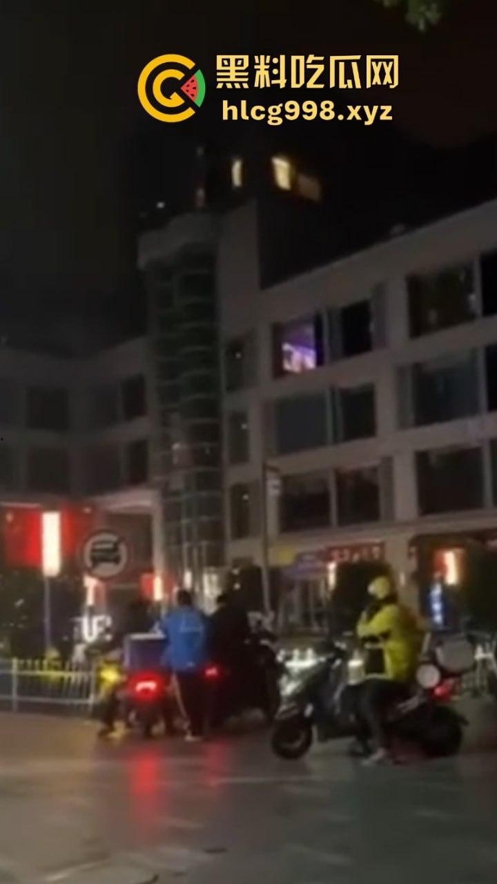 单身小伙在家不拉窗帘巨幕看A片 搞得楼下人尽皆知 这也太社死了-7