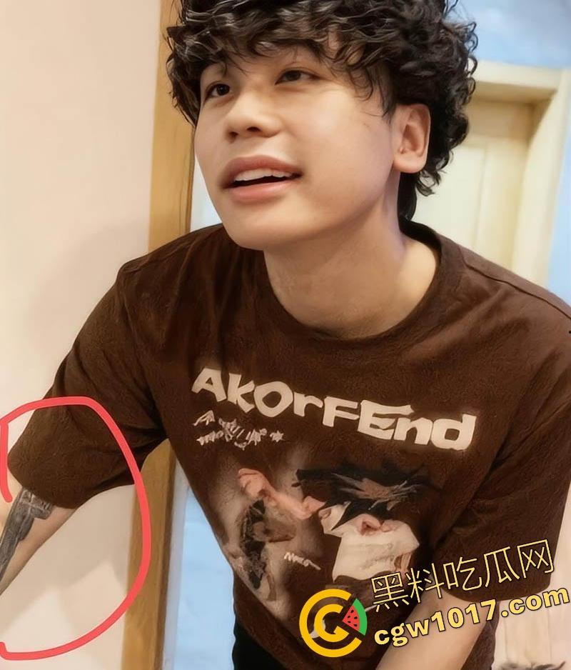 昔日抖音第一枪【厄卡伦】重出江湖，回归第一炮还是给了老情人，高颜值反差人妻，全程露脸舔掉骑乘，骚到飞起！-3