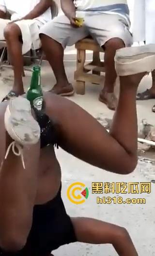 骚狂黑妹绝活拉客，逼插啤酒瓶当街表演杂耍，插着倒立吞吐，这不比马戏好看，离谱至极！-2