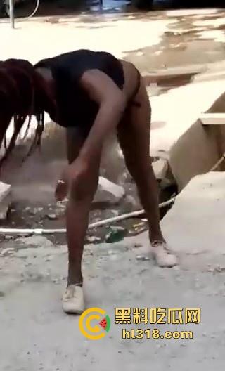 骚狂黑妹绝活拉客，逼插啤酒瓶当街表演杂耍，插着倒立吞吐，这不比马戏好看，离谱至极！-4