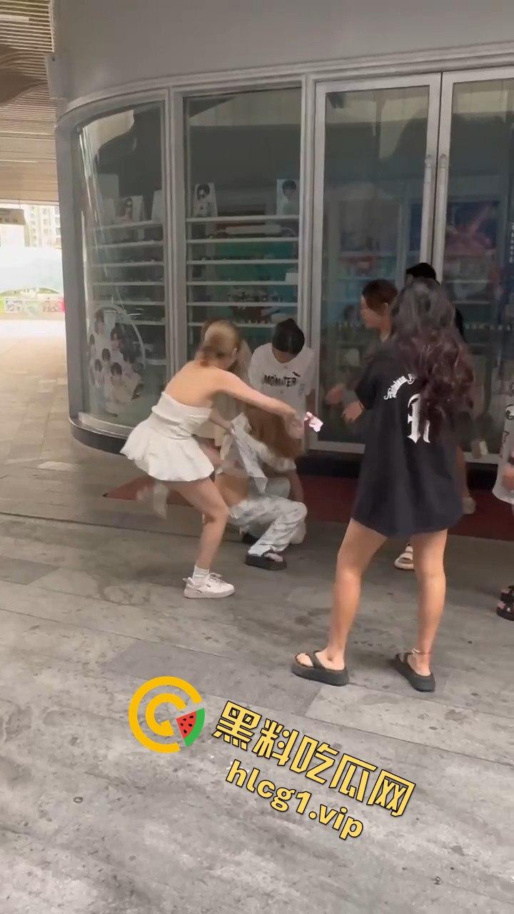 自贡市华商国际城上演精神小妹女人大战，场面火爆引人围观！-1