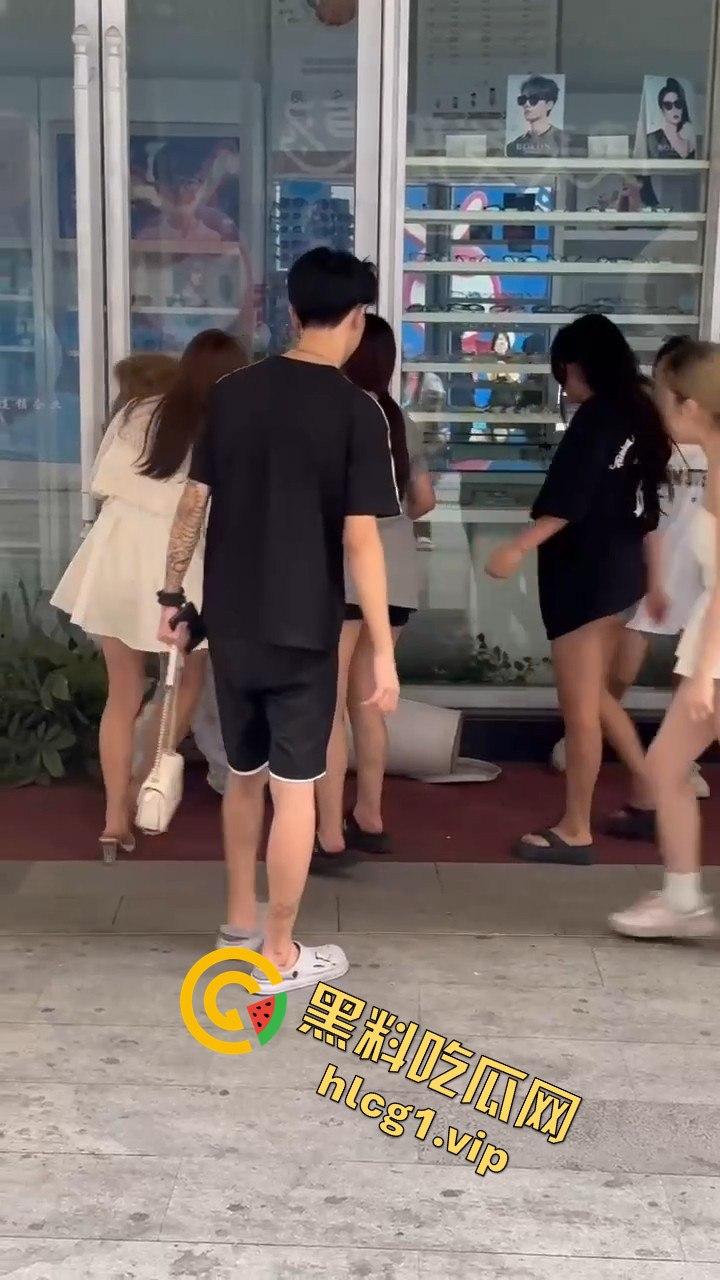 自贡市华商国际城上演精神小妹女人大战，场面火爆引人围观！-7