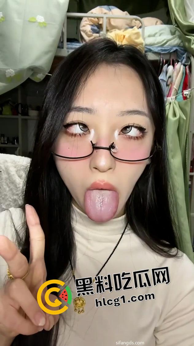 抖音网红【灌汤饱饱】大学生反差婊  阿黑颜露胸抠逼 榜一大哥付费福利流出-8