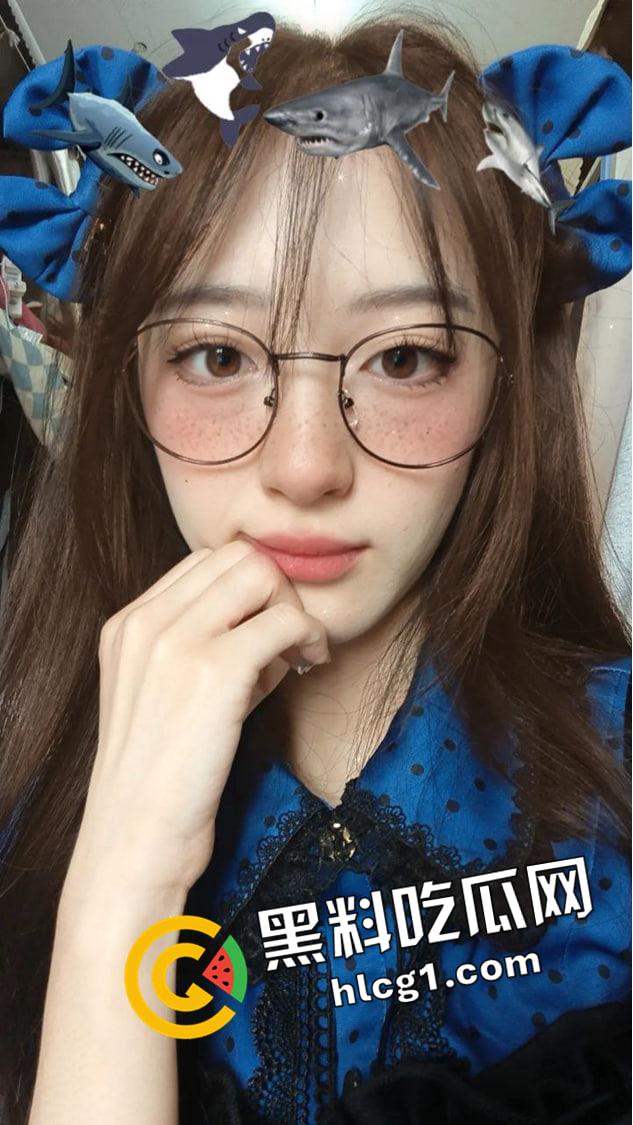 抖音网红【灌汤饱饱】大学生反差婊  阿黑颜露胸抠逼 榜一大哥付费福利流出-9