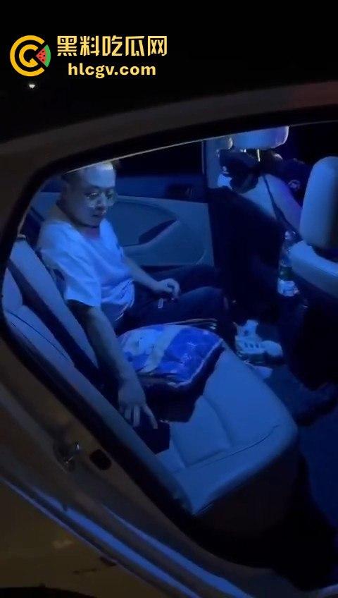 清远抖音小网红【糖糖烧烤地摊造】现场被抓奸，裤子脱光还喊我真的没做！-10