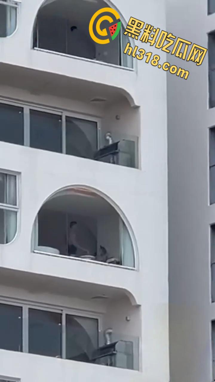 有钱人真会玩，打炮都不拉窗帘的，白嫩身材趴在玻璃后入，双月湾的风景真不错啊 ！-1