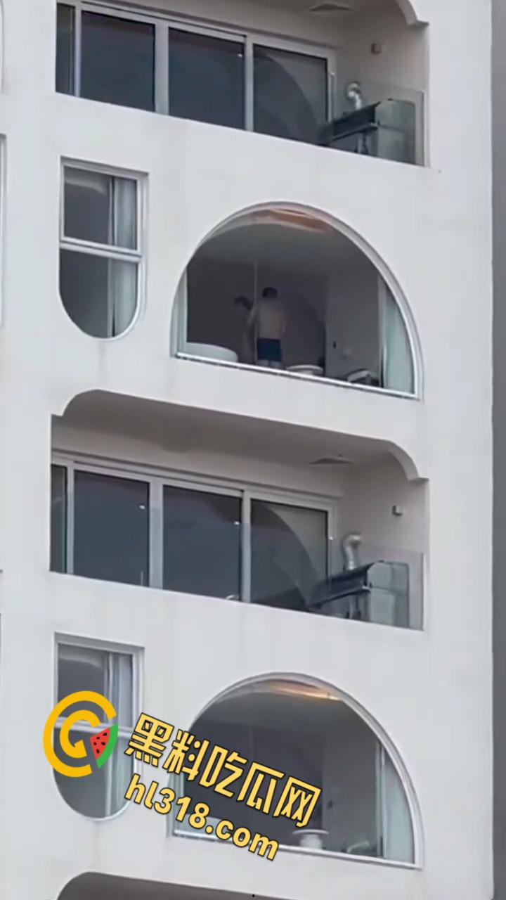 有钱人真会玩，打炮都不拉窗帘的，白嫩身材趴在玻璃后入，双月湾的风景真不错啊 ！-5