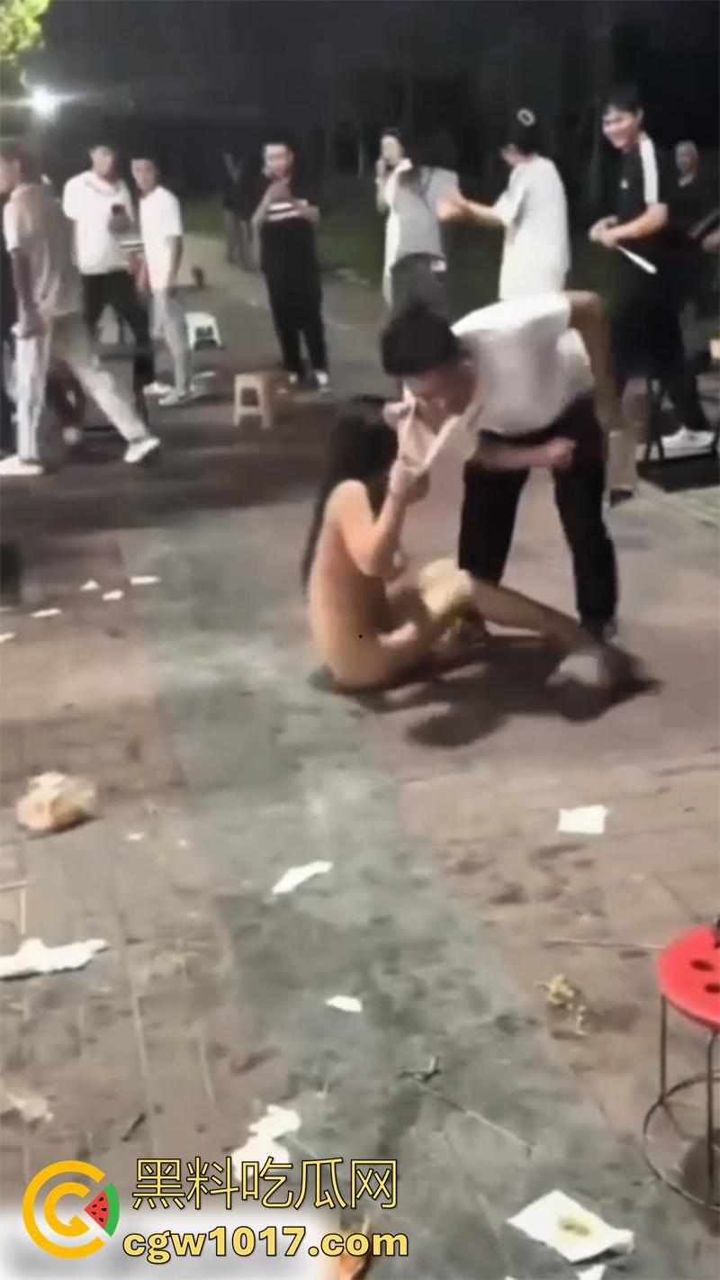 厦门集美小仙女，喝醉了脱光光，当街耍酒疯脱光撒泼，身材还真不错，奶子饱满硕大，翘臀也很诱人，骚逼都漏出来了！-8