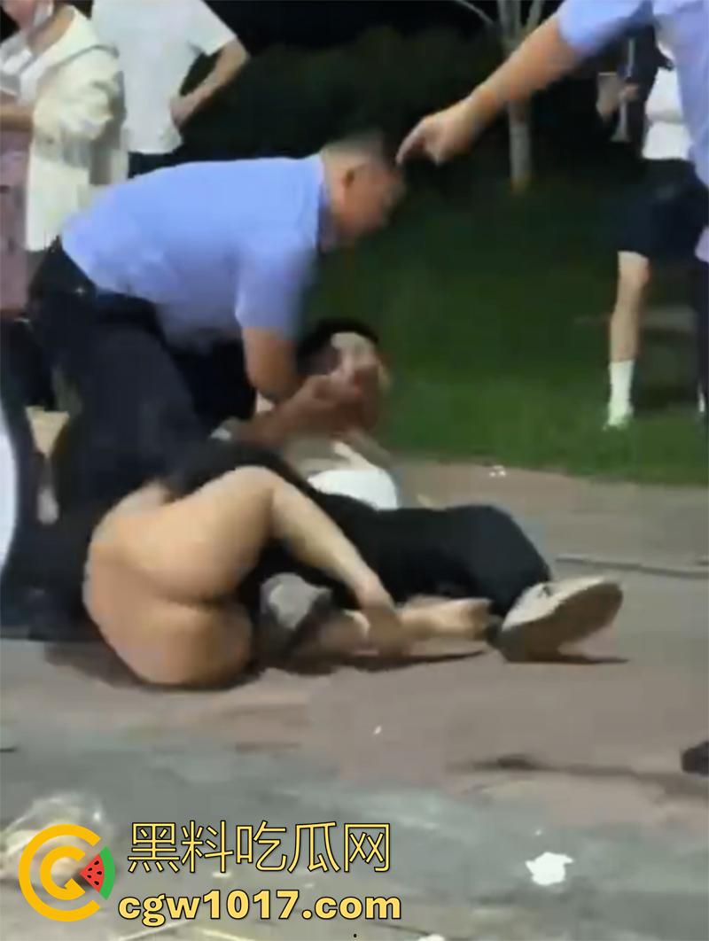 厦门集美小仙女，喝醉了脱光光，当街耍酒疯脱光撒泼，身材还真不错，奶子饱满硕大，翘臀也很诱人，骚逼都漏出来了！-10