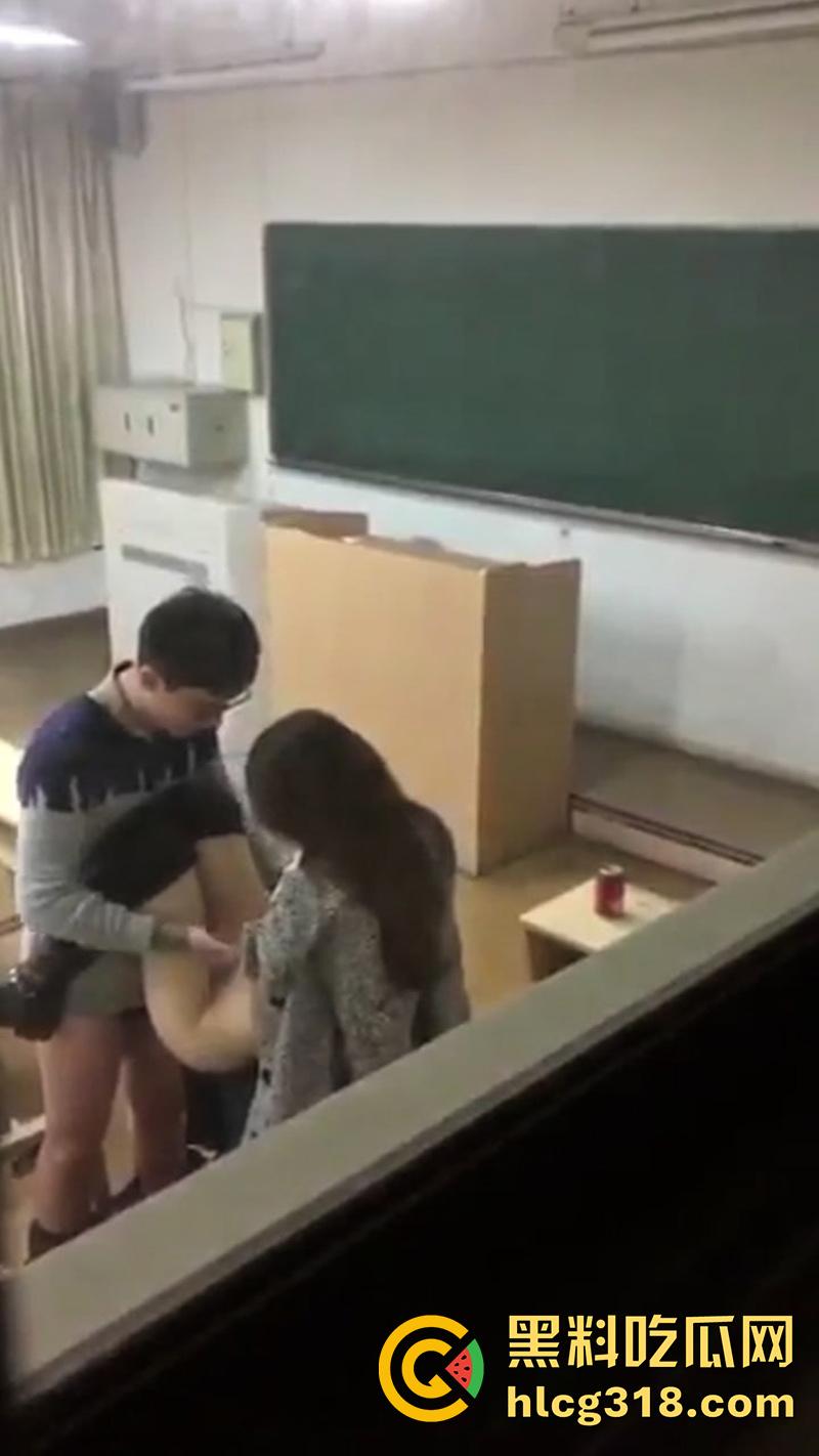 浙江大学美女助教，教室偷情眼镜学生，据说小伙妈妈是学校教授，不过这妹子身材是真赞啊！-3