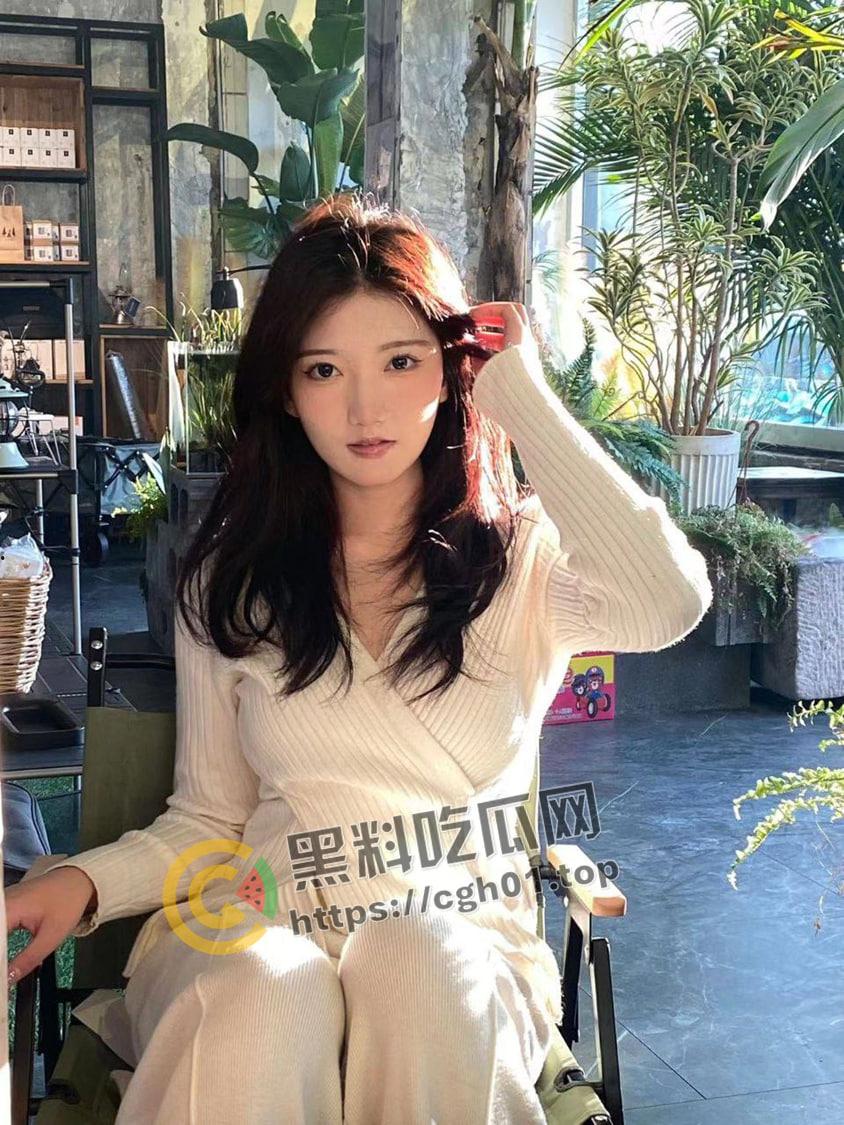 网红被屌丝伪装富二代约炮 清纯脸蛋被大屌肆意拍打 哭也要吃下去哦-1