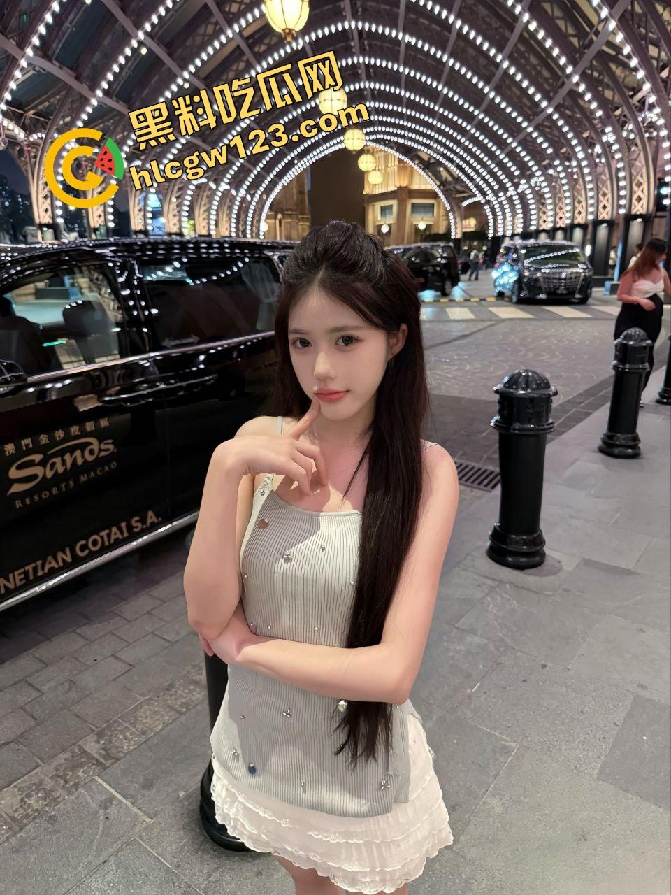 破处到底有多疼？妹子哭着咬被角，喊着别进了，疼得像被撕开，像是小穴在流血叫救命！-3