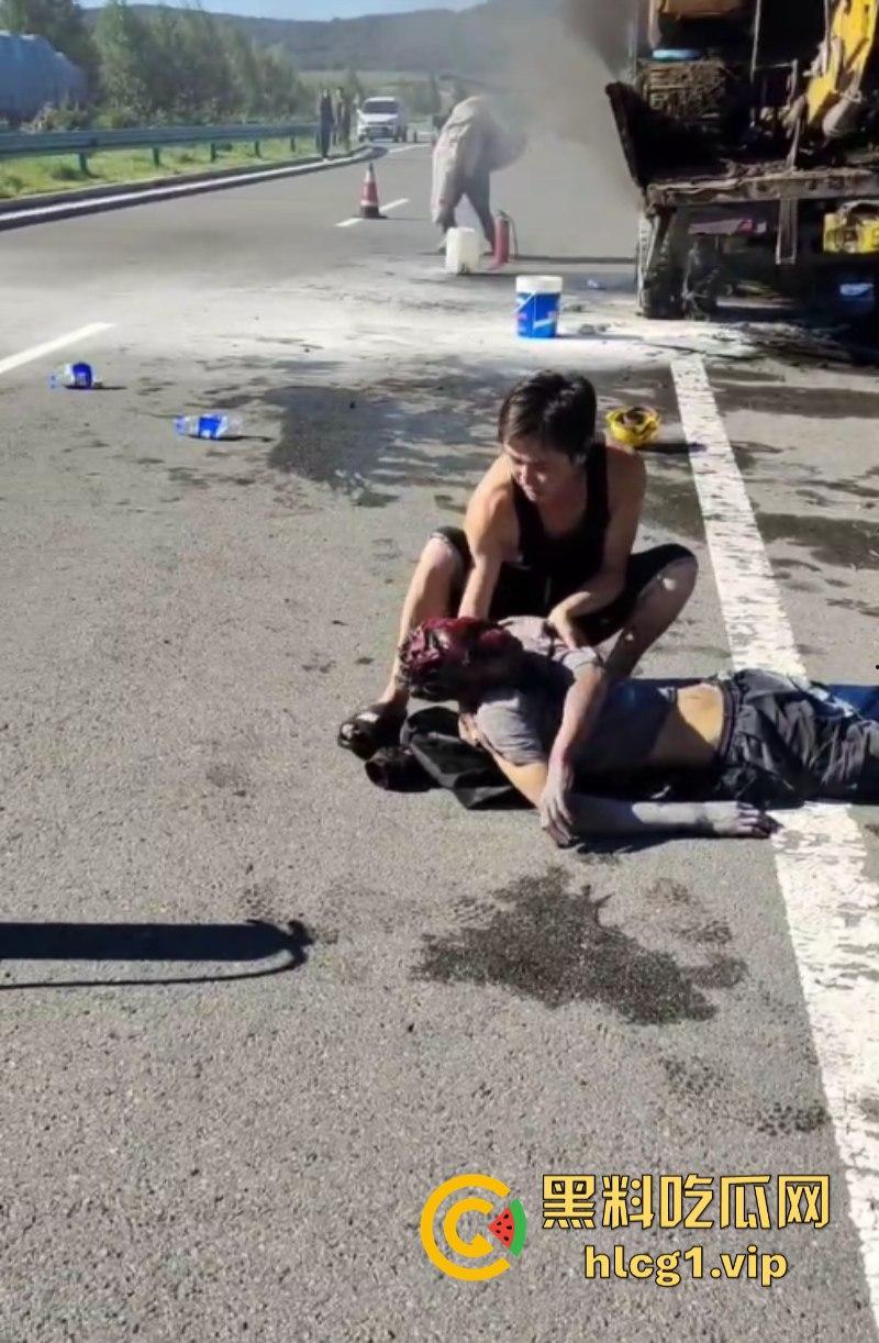 救火轮胎爆炸 内蒙古兴安盟科尔沁右翼前旗三岔镇把挖机师傅给炸懵逼了！-5