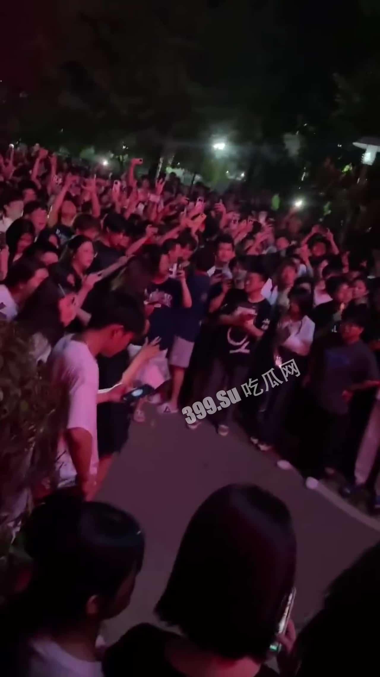 网传 安徽财贸职业学院 一海王同时谈8个女友被抓包 现场堪比演唱会🤣-3