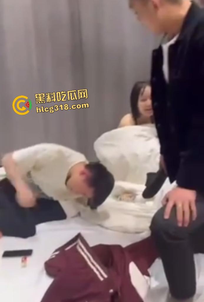 精神小伙抓奸怒暴男小三，女友还在一旁笑嘻嘻抽烟，小伙 和兄弟抽起拖鞋就是一顿拍头！-8